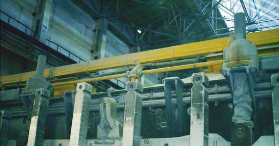 Раздающий желоб с механизмом перемещения в корпусе №8 Саяногорского алюминиевого завода